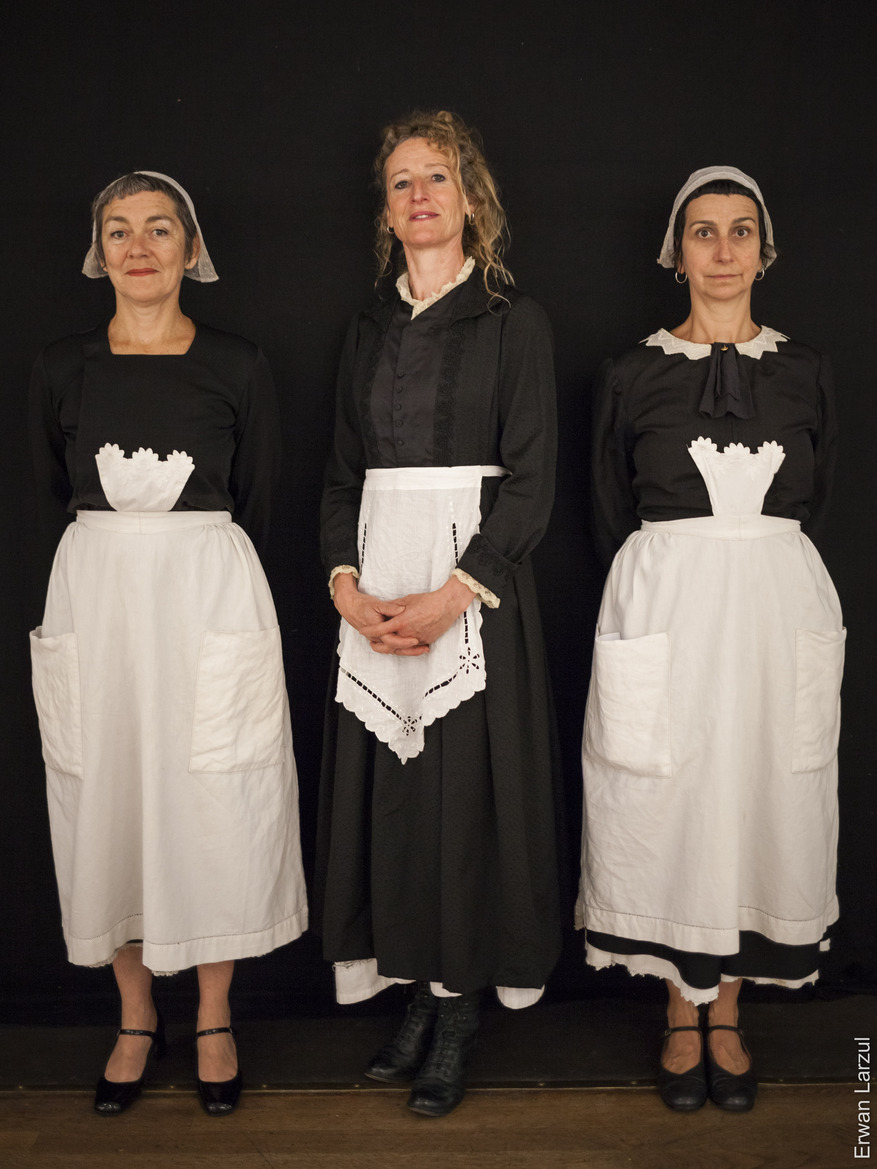 Photo de 3 femmes en tenue traditionnelle bretonne