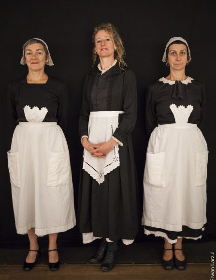 Photo de 3 femmes en tenue traditionnelle bretonne